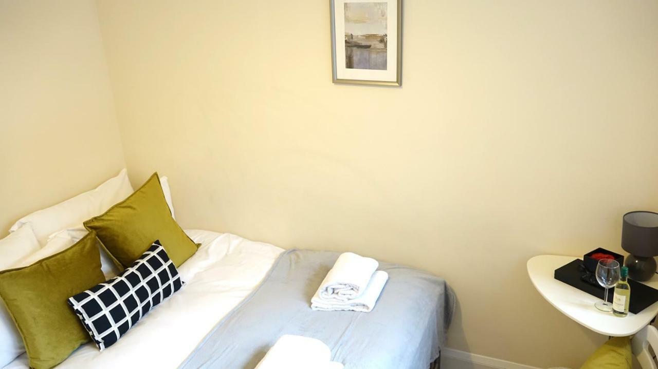 Heathrow Ensuite Rooms- Auto Check In Londres Exterior foto