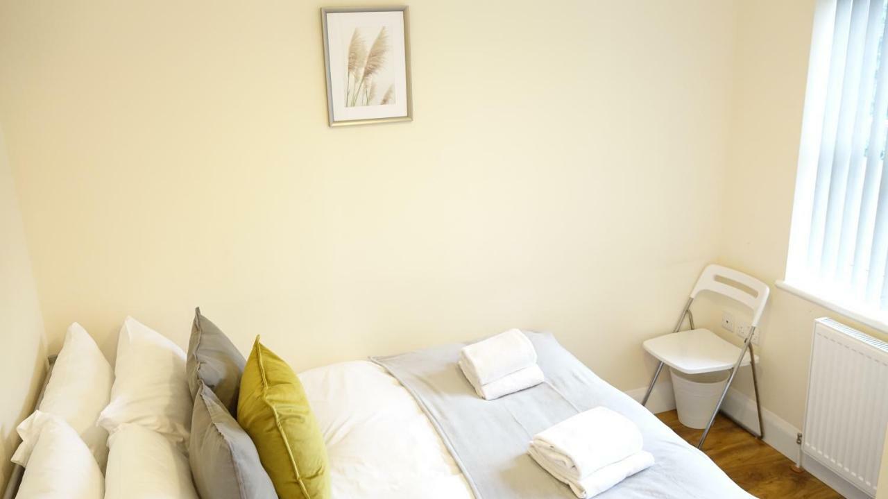 Heathrow Ensuite Rooms- Auto Check In Londres Exterior foto