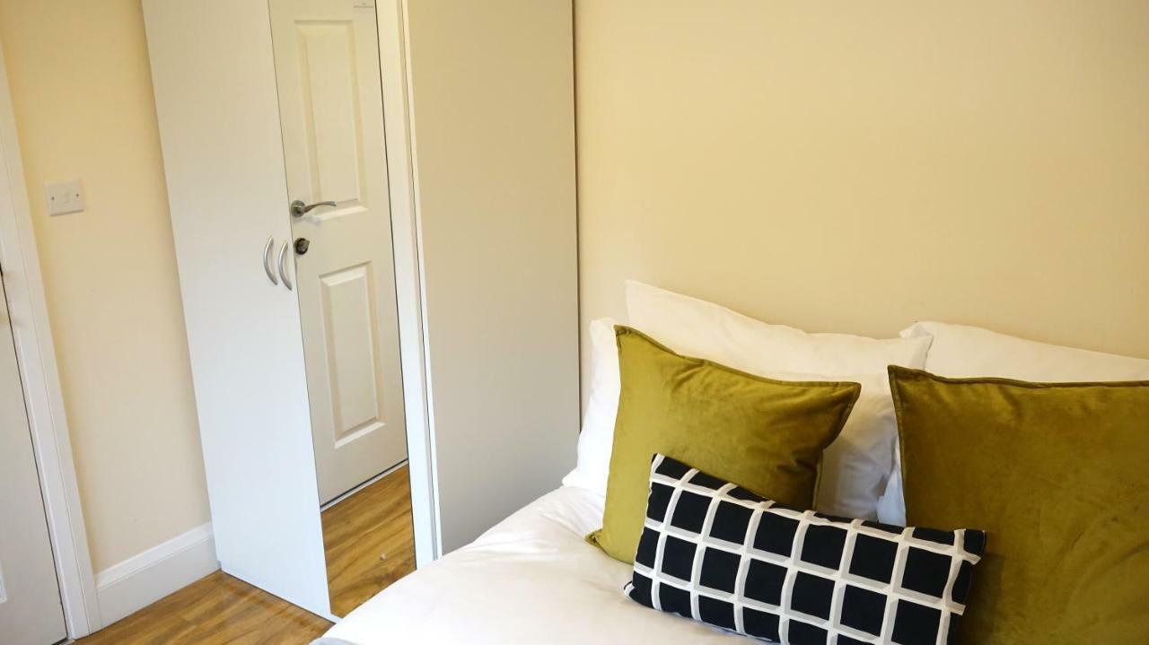 Heathrow Ensuite Rooms- Auto Check In Londres Exterior foto