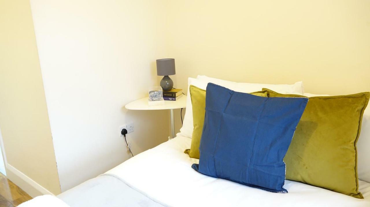 Heathrow Ensuite Rooms- Auto Check In Londres Exterior foto