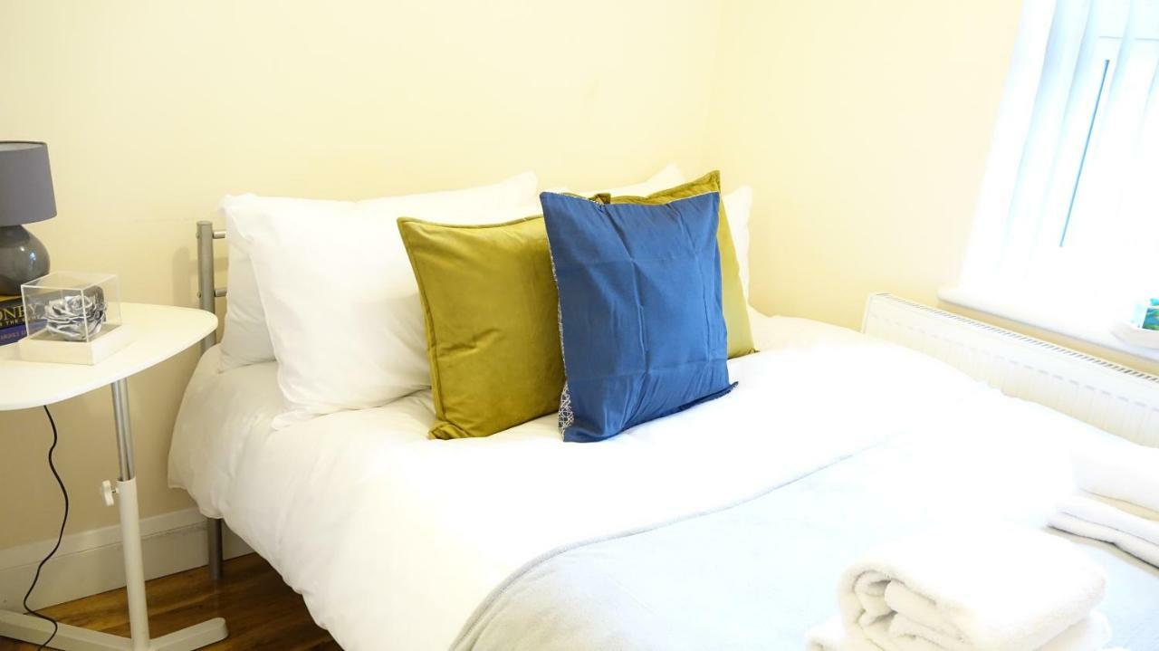 Heathrow Ensuite Rooms- Auto Check In Londres Exterior foto