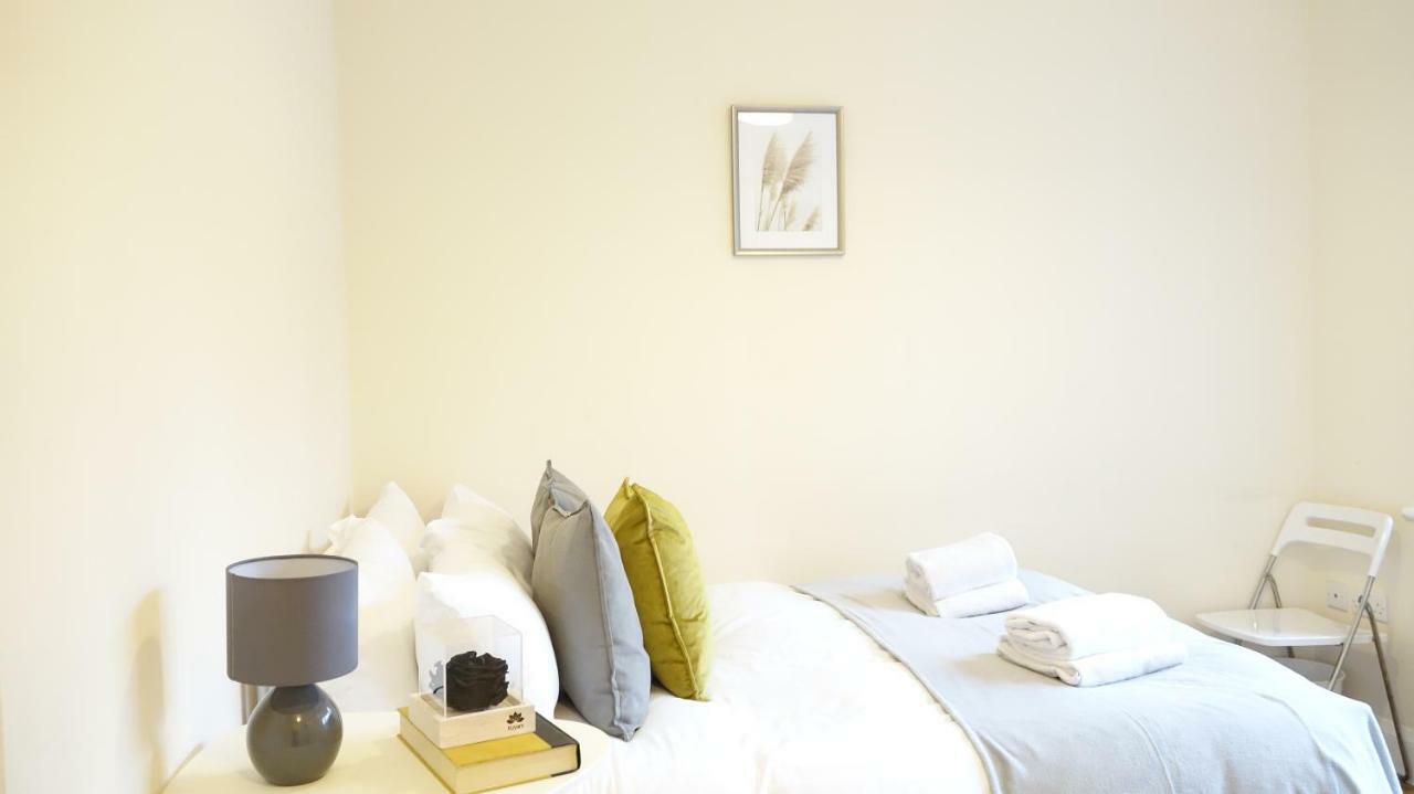 Heathrow Ensuite Rooms- Auto Check In Londres Exterior foto