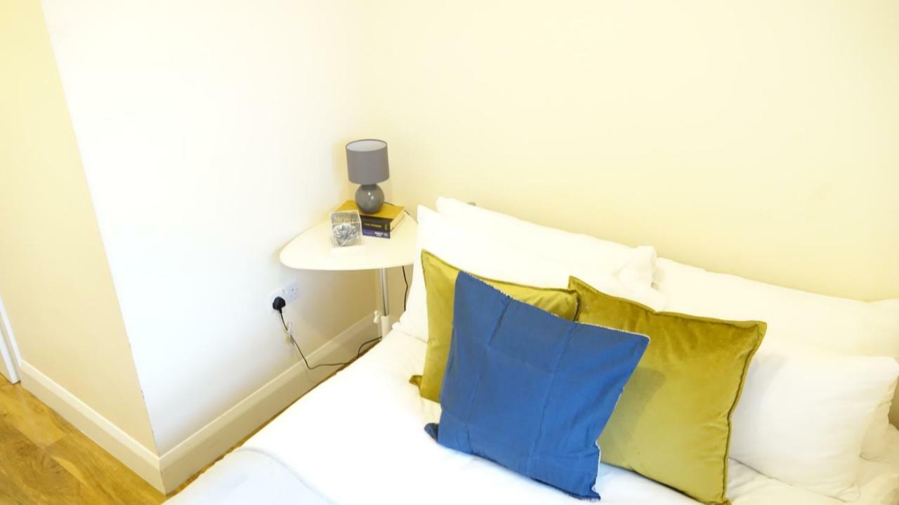 Heathrow Ensuite Rooms- Auto Check In Londres Exterior foto