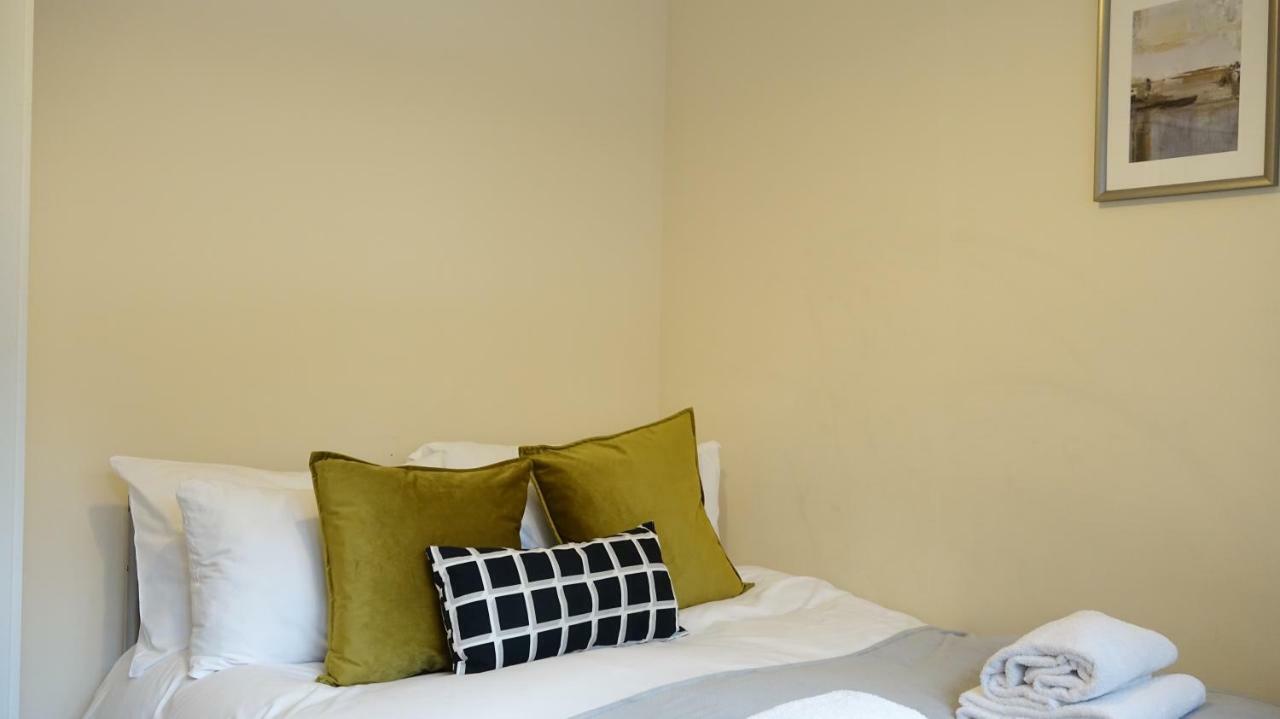 Heathrow Ensuite Rooms- Auto Check In Londres Exterior foto